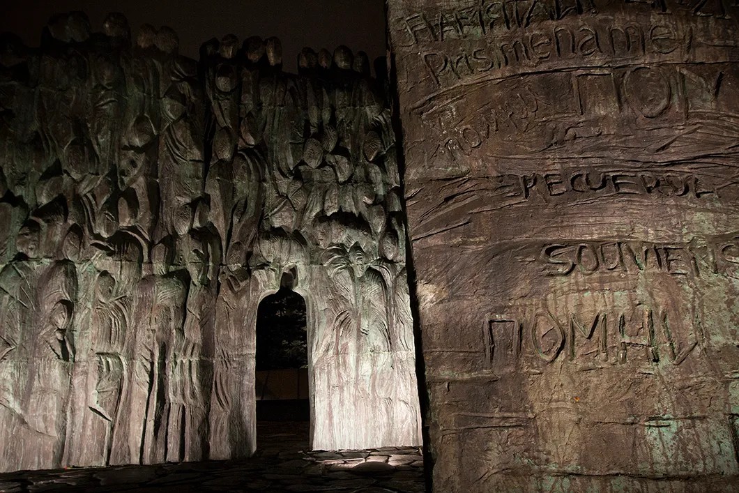 На "Стене скорби" уже установлена ночная подсветка. Фото Анна Артемьева / "Новая газета"