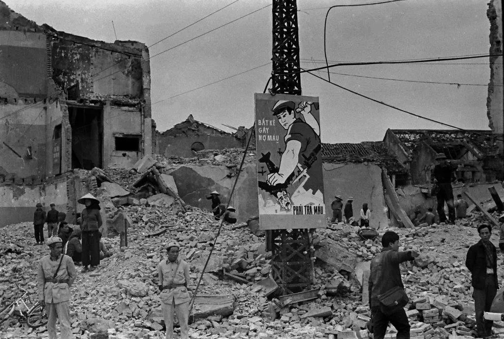 Новый 1972 год в Хайфоне. «Рождественские» бомбардировки задели далеко нетолько военные объекты. Фото автора