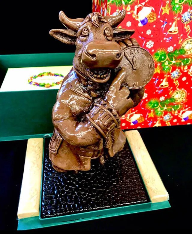 Шоколадная фигура символа наступающего года