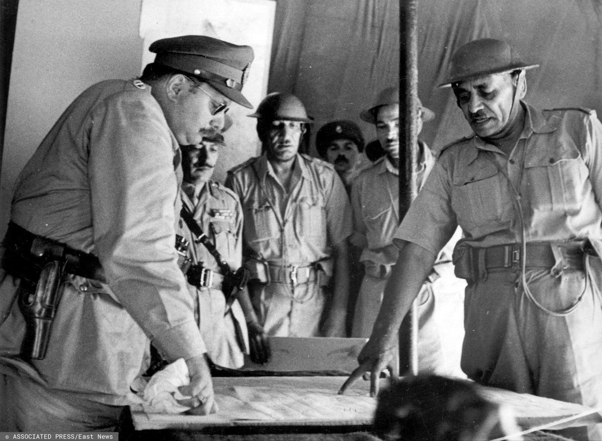 Офицер (справа) показывает королю Фаруку карту сектора Египетского фронта в Палестине, 7 июля 1948 года. Фото: ASSOCIATED PRESS / East News