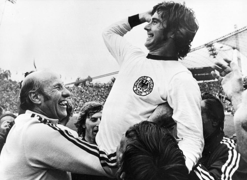 Герд Мюллер в 1974 году после победы в финале ЧМ над сборной Нидерландов. Фото: EPA