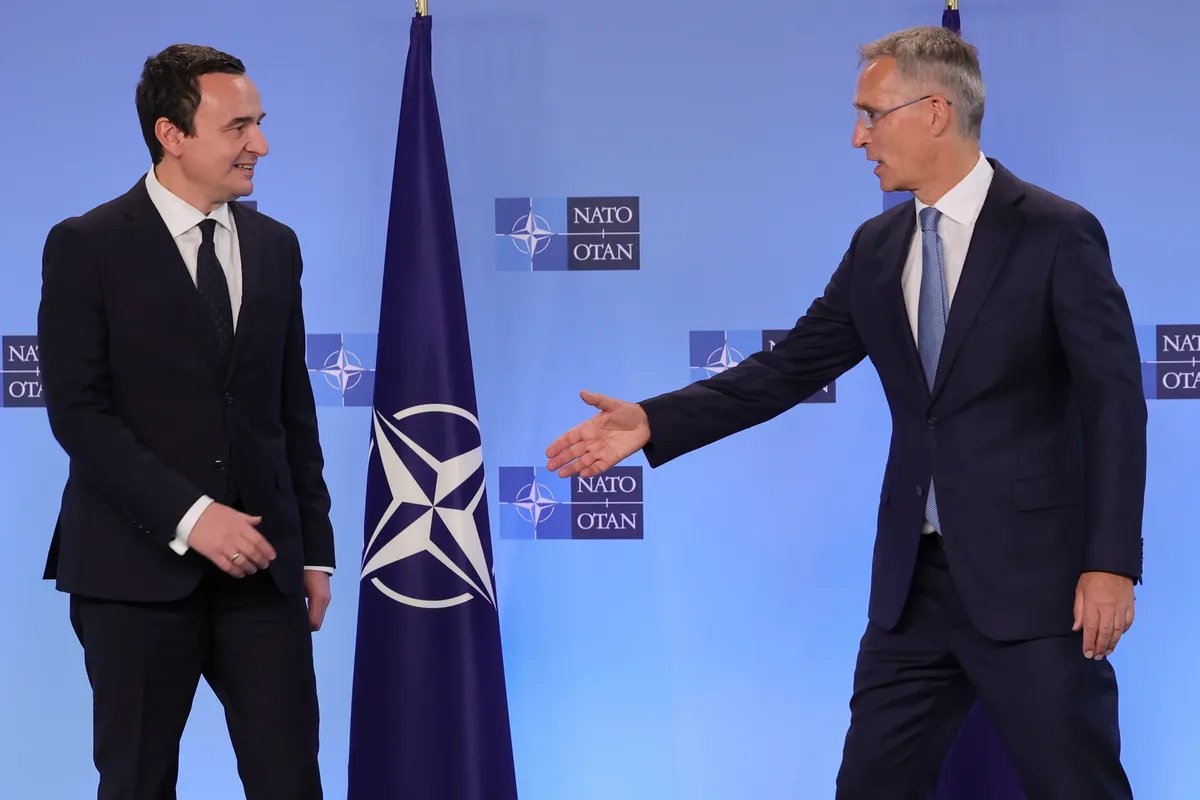 Премьер-министр Косова Альбин Курти и генеральный секретарь НАТО Йенс Столтенберг (слева направо) во время встречи в штаб-квартире альянса в Брюсселе. Фото: AP / TASS