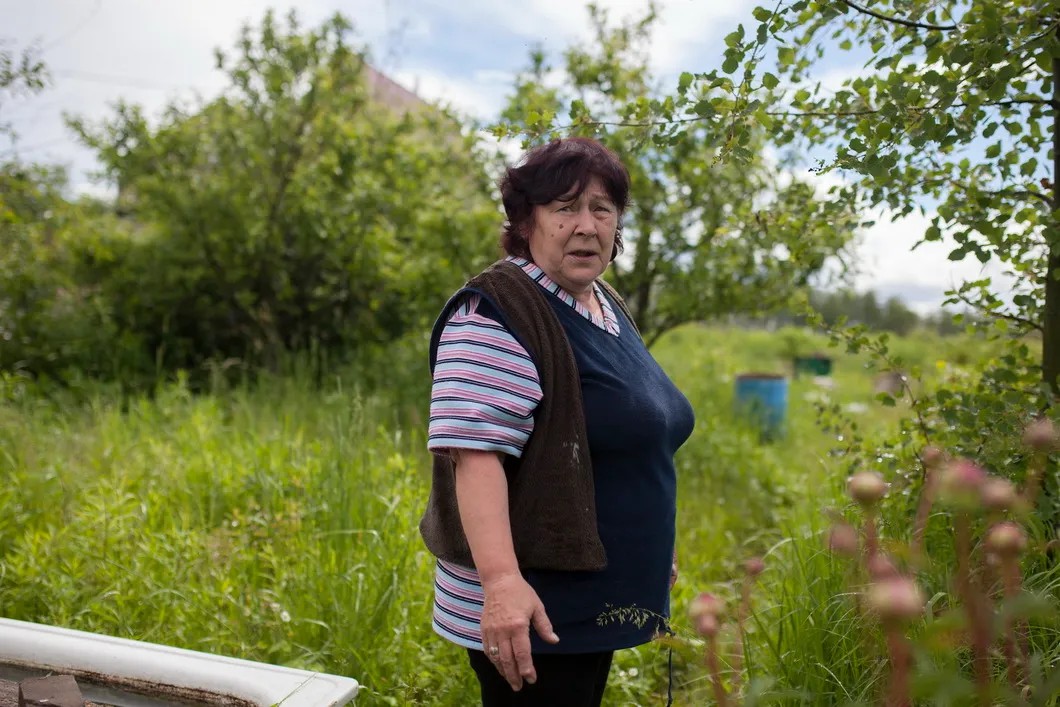 Валентина Шесслер в огороде, который помогает ей выживать. Фото: Влад Докшин / «Новая газета»