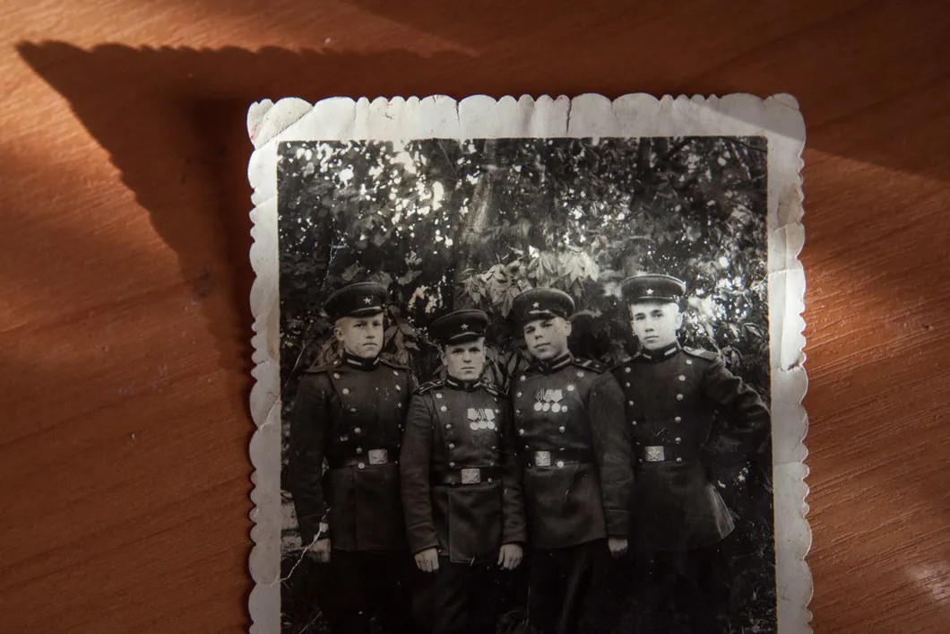На фотографии 1947-го года Семен Петрович — третий слева. Фото 1947-ого год. Фото: Елена Лукьянова / «Новая газета в Петербурге»