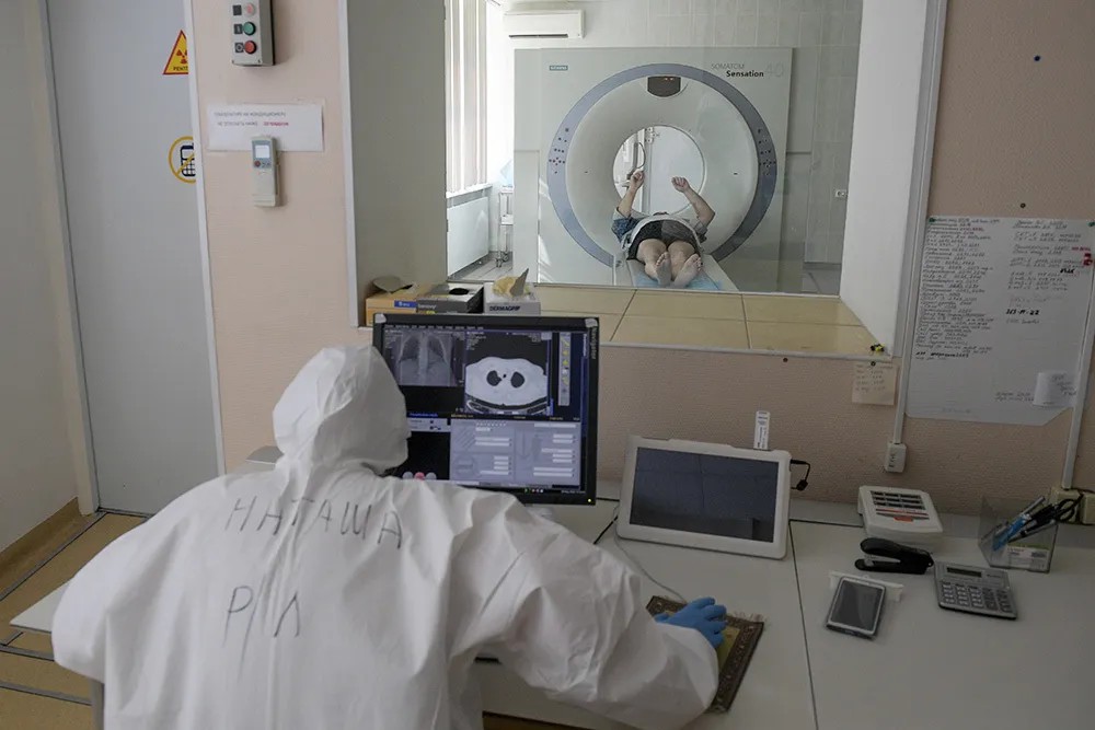 Отделение компьютерной томографии в одной из больниц Петербурга. Фото: Александр Гальперин / РИА Новости