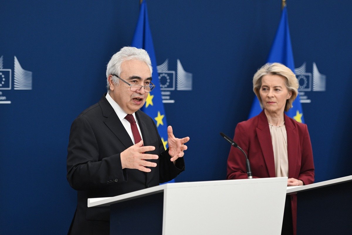 Исполнительный директор Международного энергетического агентства (МЭА) Фатих Бироль и председатель Европейской комиссии Урсула фон дер Ляйен на пресс-конференции, посвященной достижению предварительного соглашения о поэтапном отказе от российского газа, 3 декабря 2025 года. Фото: AP / TASS