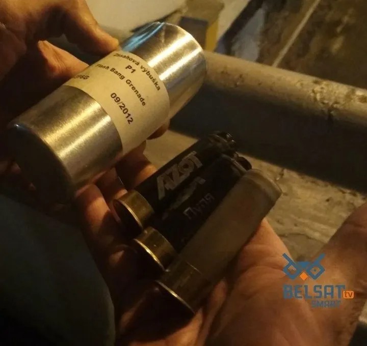 Гранатомет ГМ-94, а также гильзы от российских пуль «Азот» и чешские светошумовые гранаты, найденные в первые ночи протестов в Минске. Фото: creative commons / Belsat