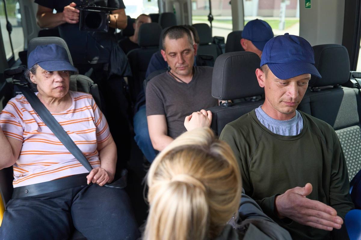 Жители Курской области, возвращенные из Украины. Фото: пресс-служба Яны Лантратовой
