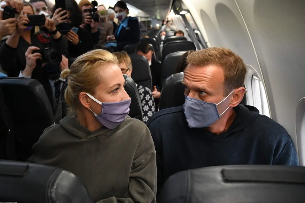 Алексей и Юлия Навальные на борту самолета. Фото: Kirill Kudryavtsev / AFP / East News