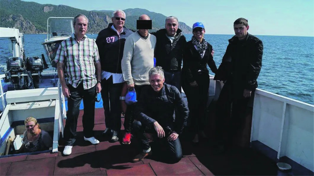 On his knees – the head of the Swiss prosecutor’s office Michael Lauber, the boss of Schnell Patrick Lamon (in a jacket with number 87) and the head of the department of the Prosecutor General’s Office of the Russian Federation Saak Karapetyan (third from right) while relaxing on lake Baikal.