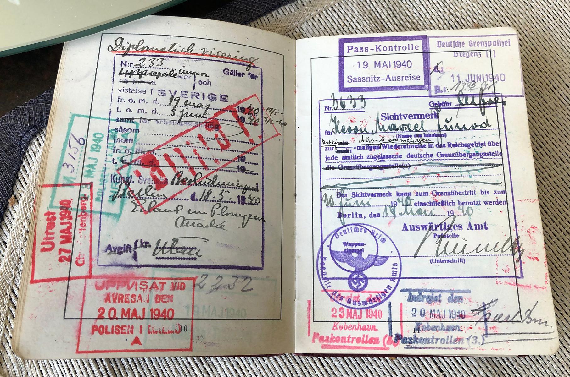 Дипломатический паспорт Марселя Жюно времен Второй мировой. Фото: Екатерина Гликман / «Новая»