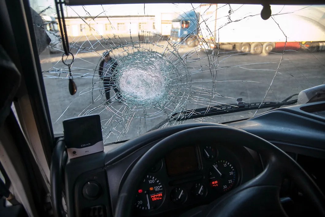 Вид из кабины азербайджанского дальнобойщика, лобовое стекло машины разбито брошенным камнем. Фото: Влад Докшин / «Новая»