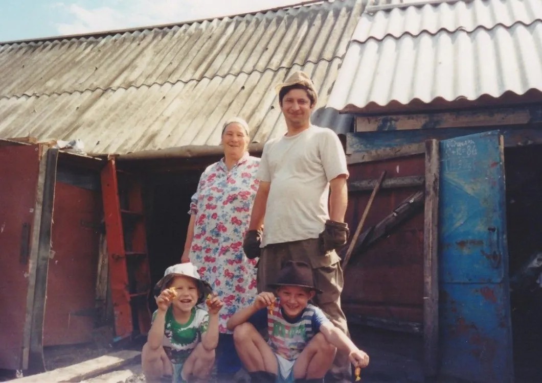 36-летний командир бригады, полковник Арсланов в отпуске в родной деревне с мамой, сыном Арсланом и племянником Азатом, 2000 год. Фото из семейного архива