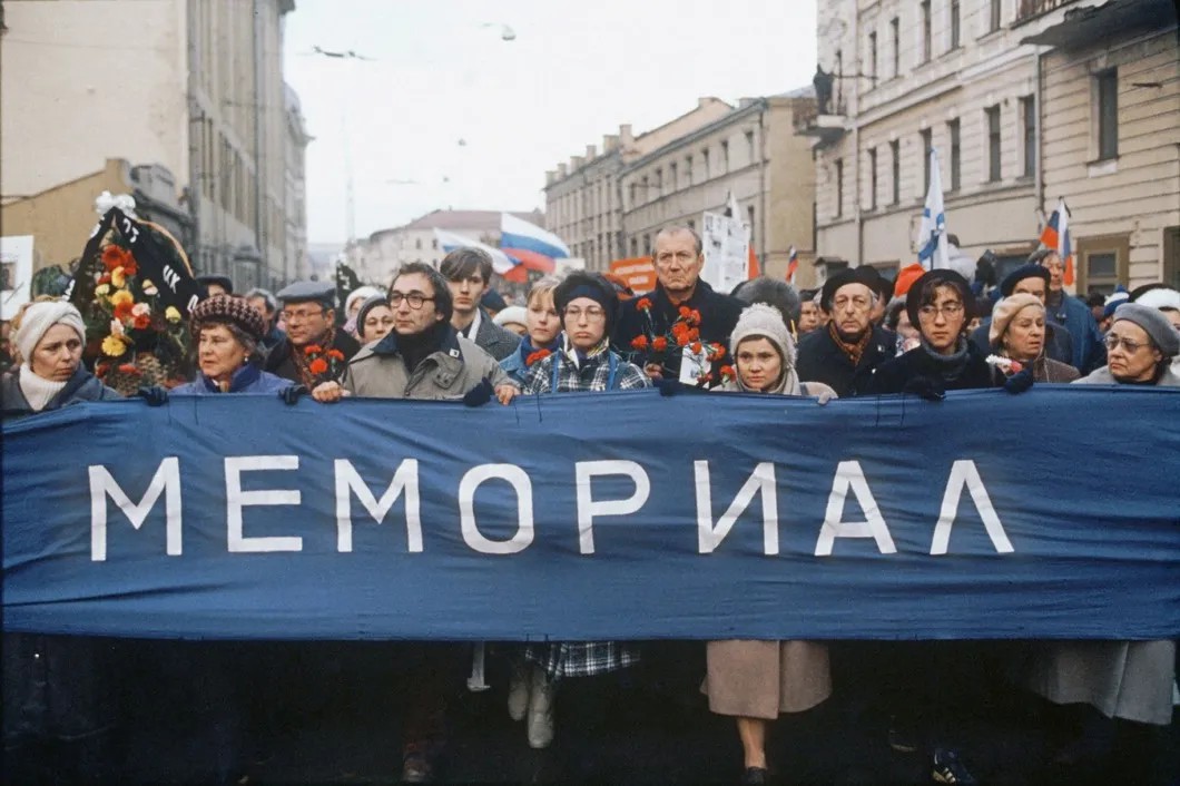 Митинг памяти у здания КГБ в День политзаключенного, 1990 год. Фото: РИА Новости