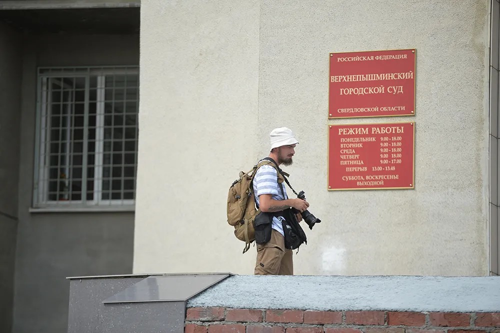 Фотограф у здания суда в городе Верхняя Пышма. Фото: Павел Лисицын / РИА Новости