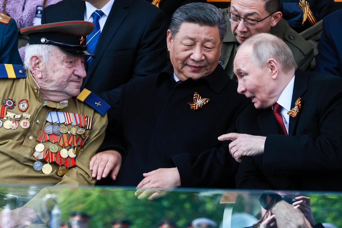 Парад Победы в Москве. Владимир Путин, председатель КНР Си Цзиньпин и участник Великой Отечественной войны во время парада. Фото: Владимир Смирнов / ТАСС