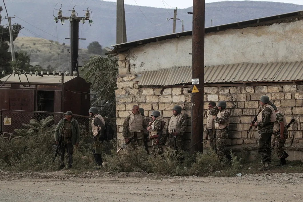 Военнослужащие армии Нагорного Карабаха на одной из улиц города. Фото: Сергей Бобылев / ТАСС