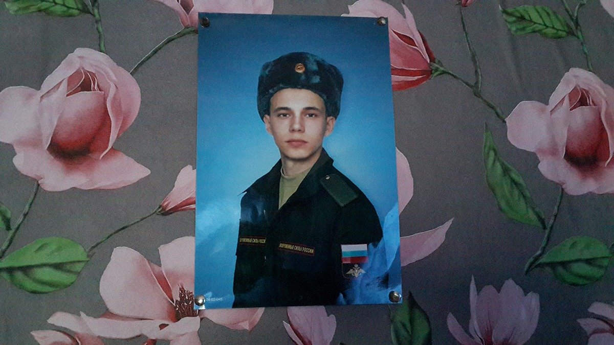 Фото Паши с призывного пункта в доме сестры Ани. Фото: Алексей Тарасов / «Новая газета»