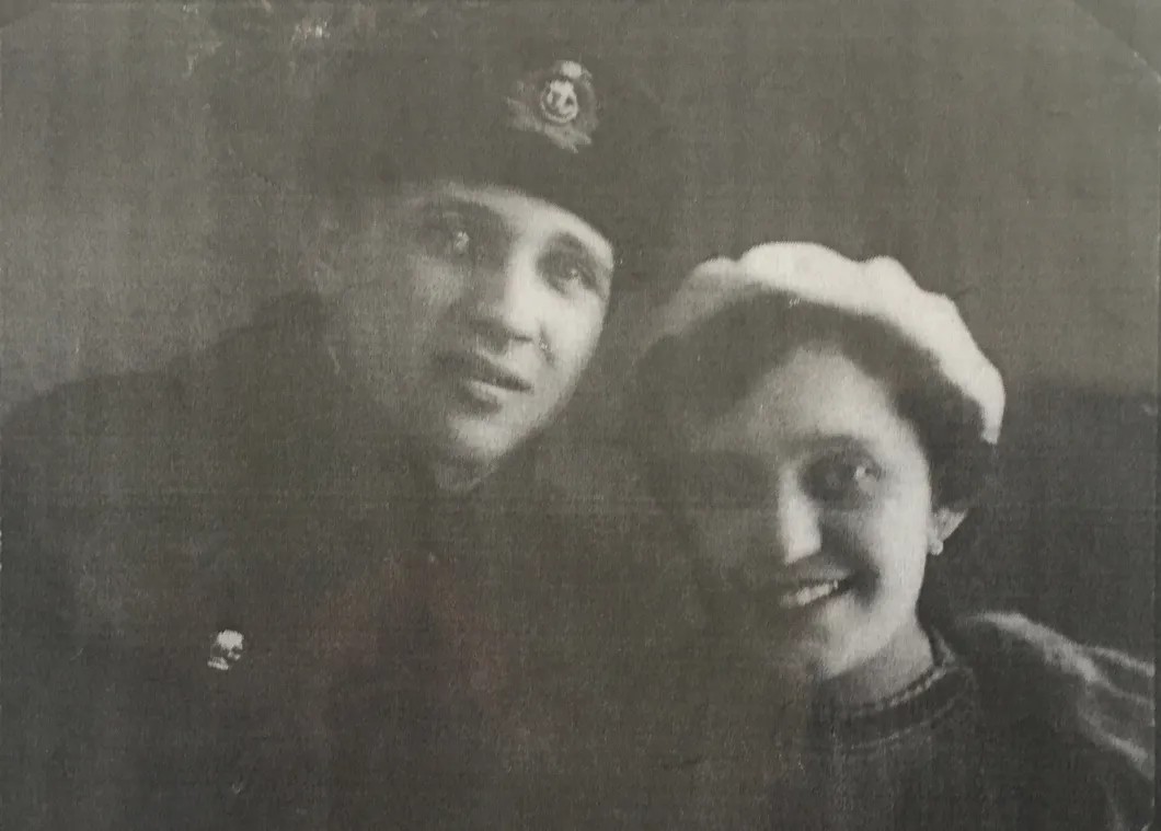 Военврач Иван Володин с женой Марией. Севастополь. Апрель 1942 года