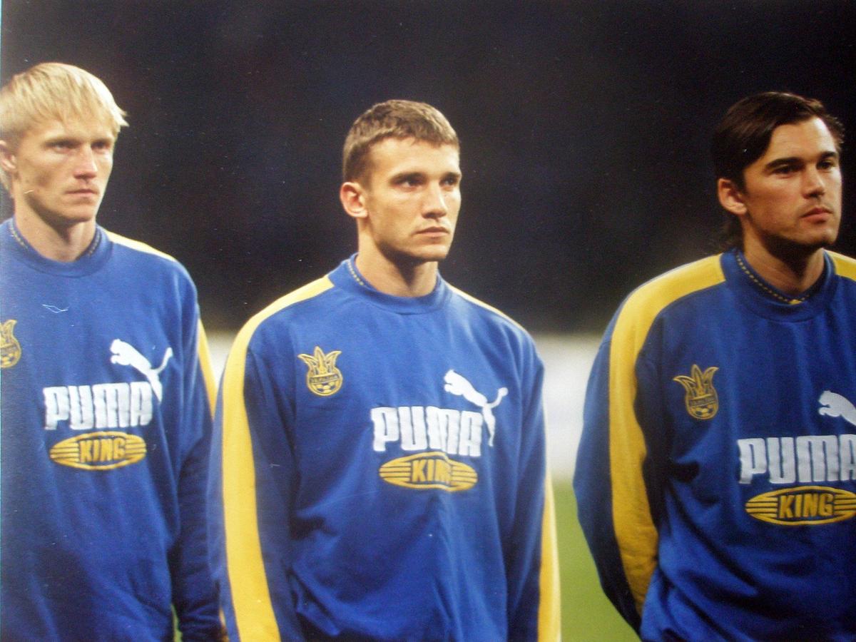 9 октября 1999 года. Андрей Шевченко (в центре) перед матчем сборных России и Украины. Фото: Евгений Успенский