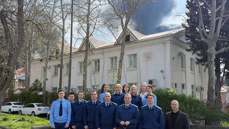 Фото дня: прокуратура Туапсе отчиталась о высадке саженцев на фоне столба дыма от пожара после атаки БПЛА