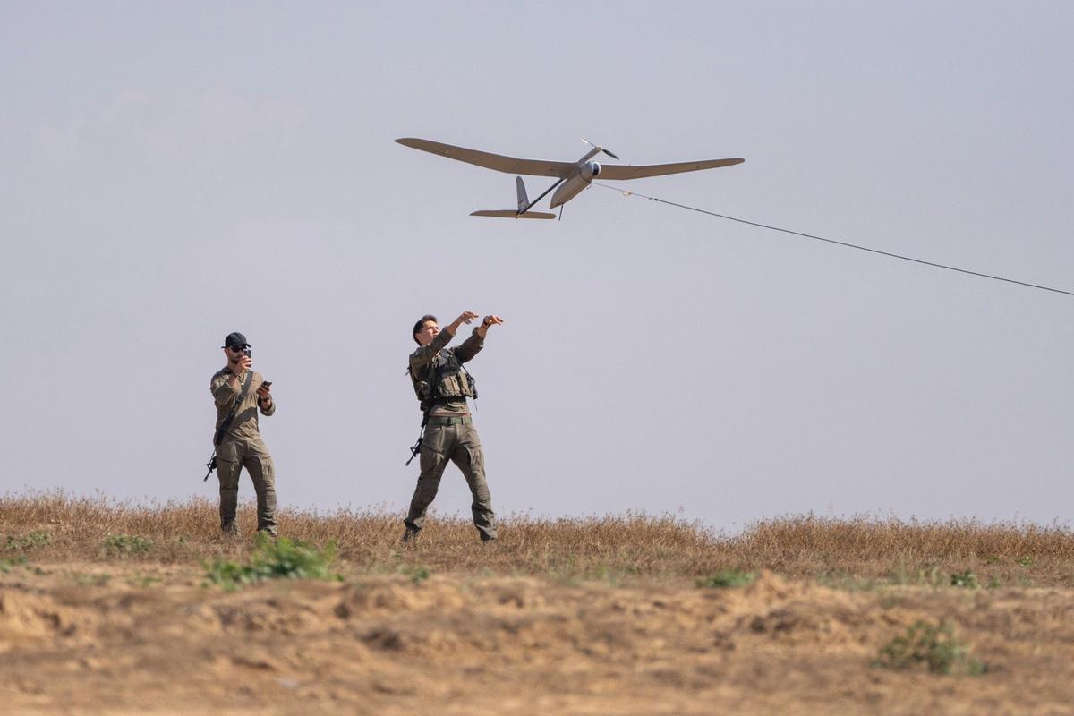 Израильские солдаты запускают беспилотник возле границы Израиля с сектором Газа. Фото: AP / TASS