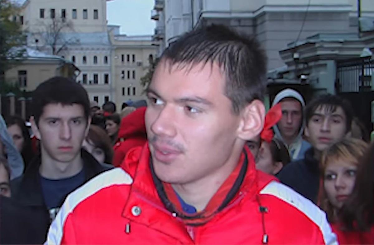 Балканские журналисты называют россиянина Константина Голоскокова (в прошлом — бригадира прокремлевского движения «Наши») одним из «координаторов»-вербовщиков. Скриншот с видео