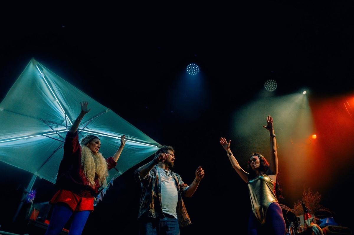 Чулпан Хаматова, Василий Зоркий и Маша Машкова. Сцена из спектакля «Единственные самые высокие деревья на земле». Фото: Вк сообщество Современный театр