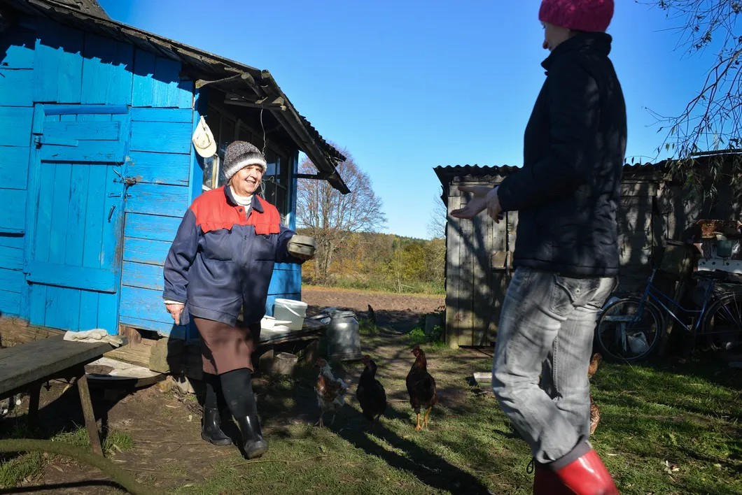 Катя Лямина заходит к Лилии Петровне за яйцами. Фото: Виктория Одиссонова / «Новая»