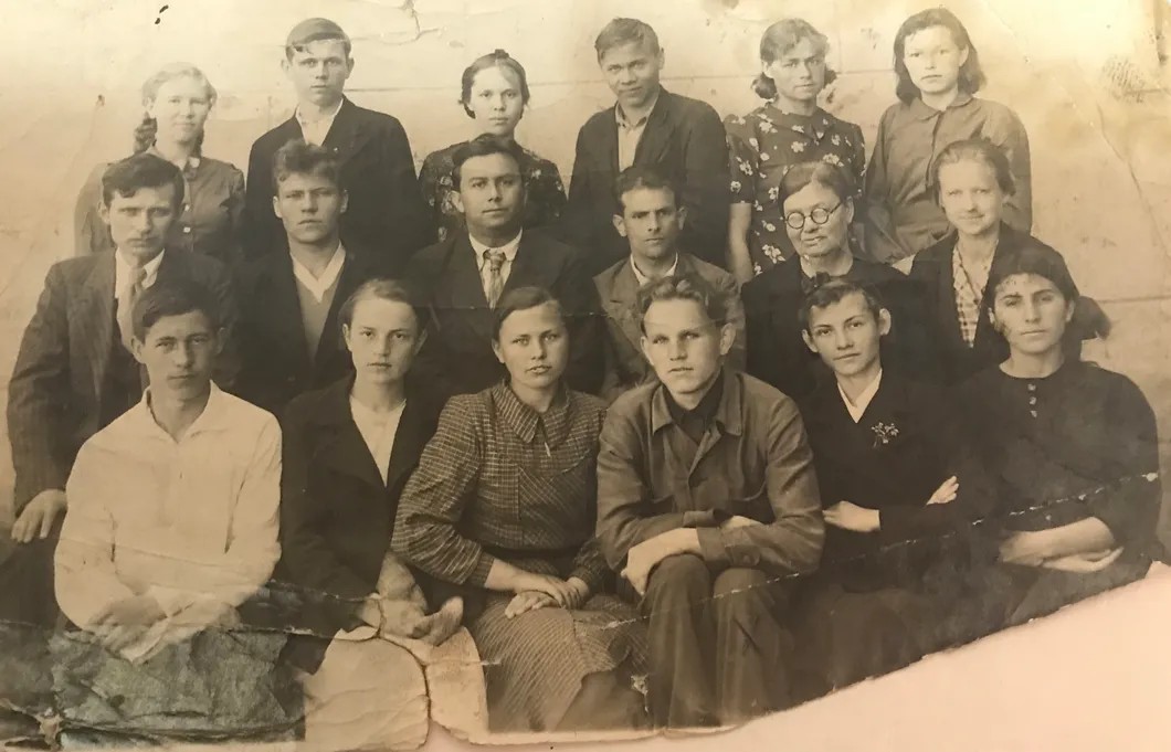 Молодогвардейцы Виктор Третьякевич (четвертый слева в первом ряду) и Владимир Осьмухин (первый слева в первом ряду) среди учеников 9-го класса школы № 4 г. Краснодона. 1940 год