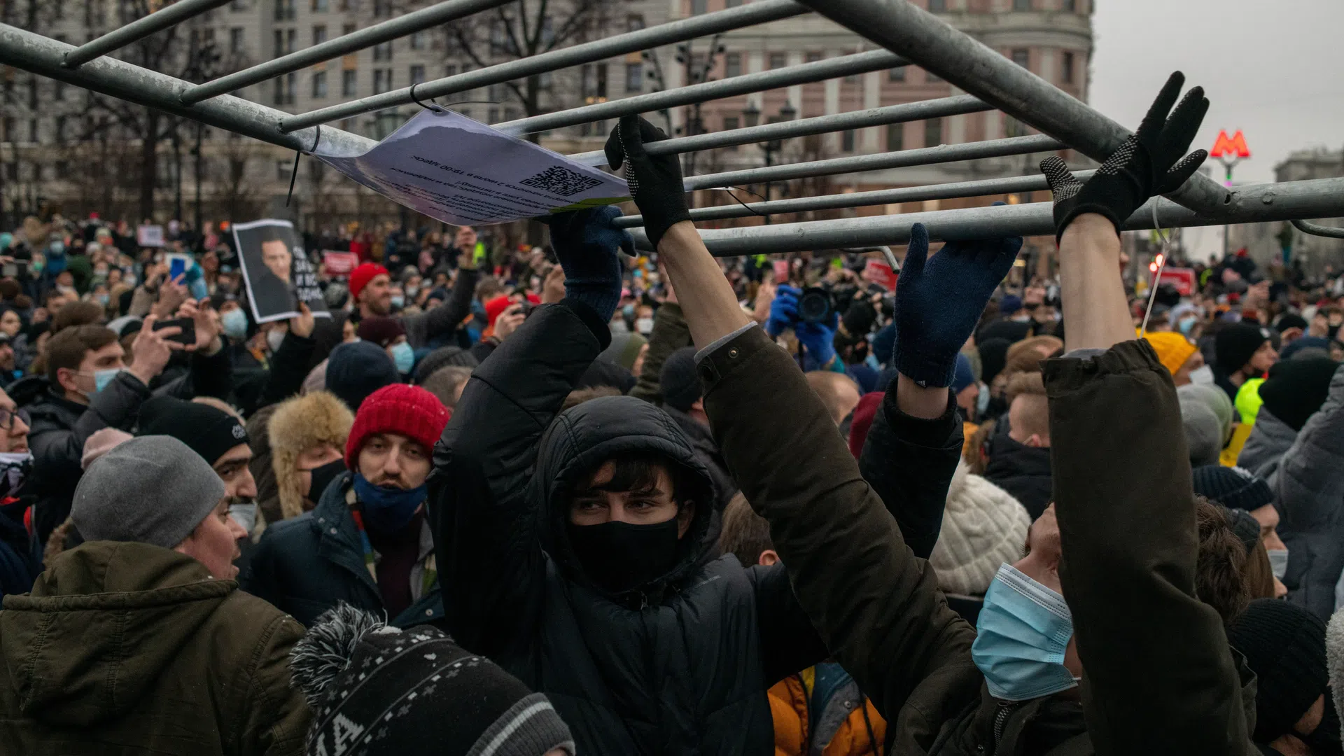 Легко ли бить молодых? Силовики громили мирные митинги по всему центру  Москвы и не жалели журналистов — Новая газета