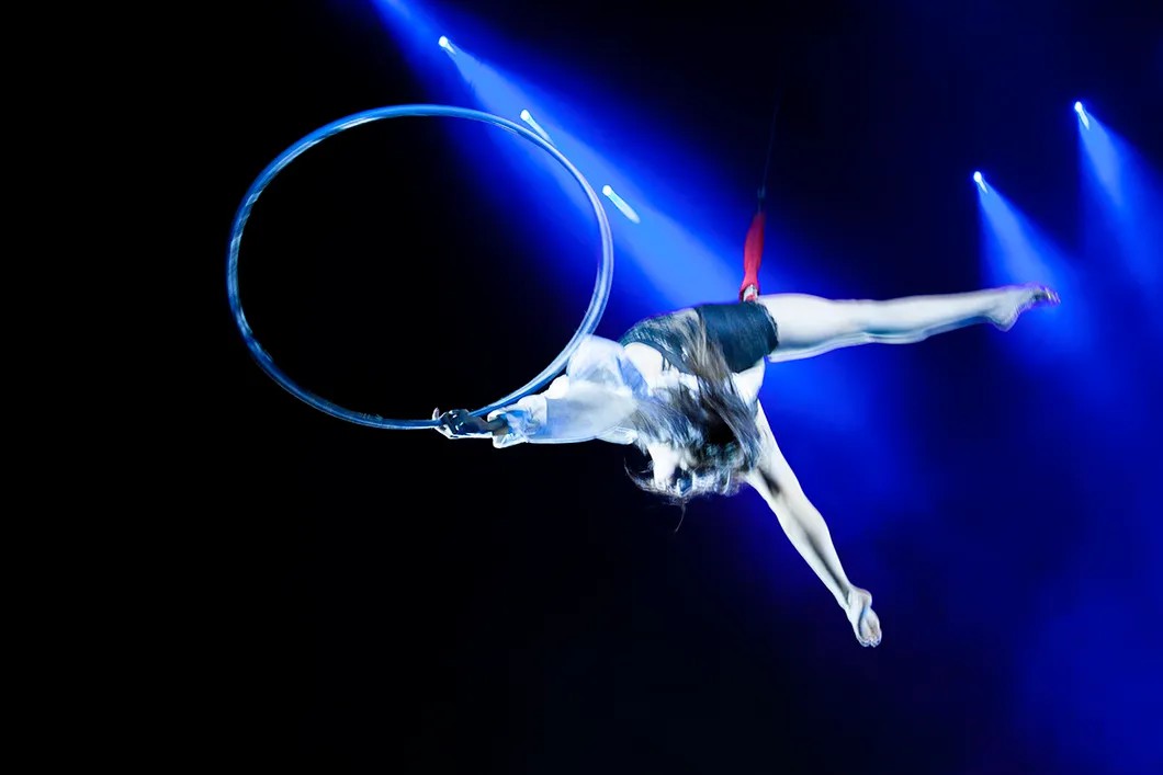 Воздушная гимнастка Александра Левицкая-Спиридонова во время выступления. Фото: Влад Докшин / «Новая газета»