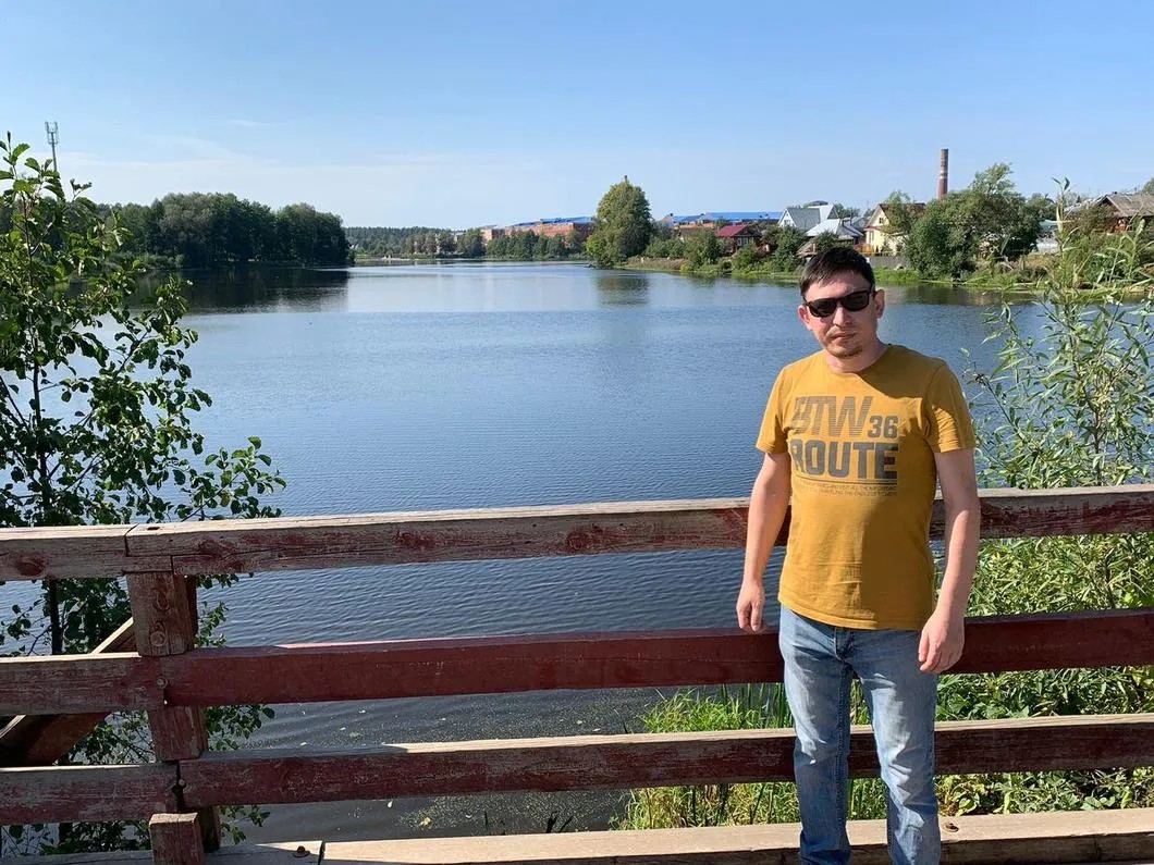 Алексей Кутьин на фоне пейзаже Южи. Фото: Илья Азар / «Новая газета»
