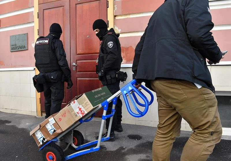Силовики пришли в офис «Мемориала»*. Фото: Ирина Бужор / Коммерсантъ