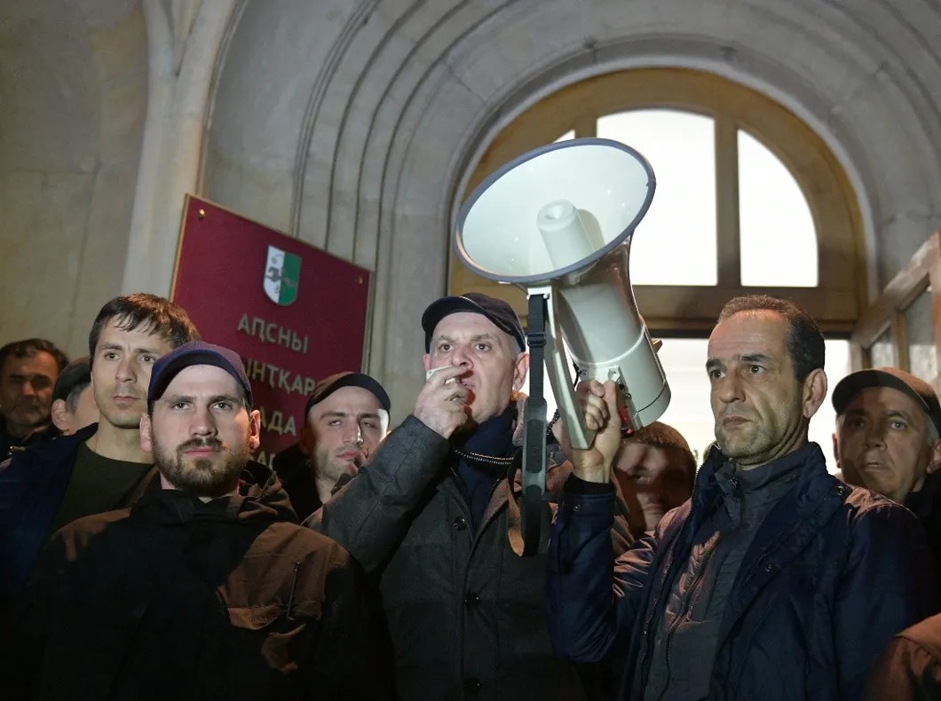 Аслан Бжания во время митинга оппозиции у здания администрации президента Абхазии 12 января 2020 года. Фото: РИА Новости