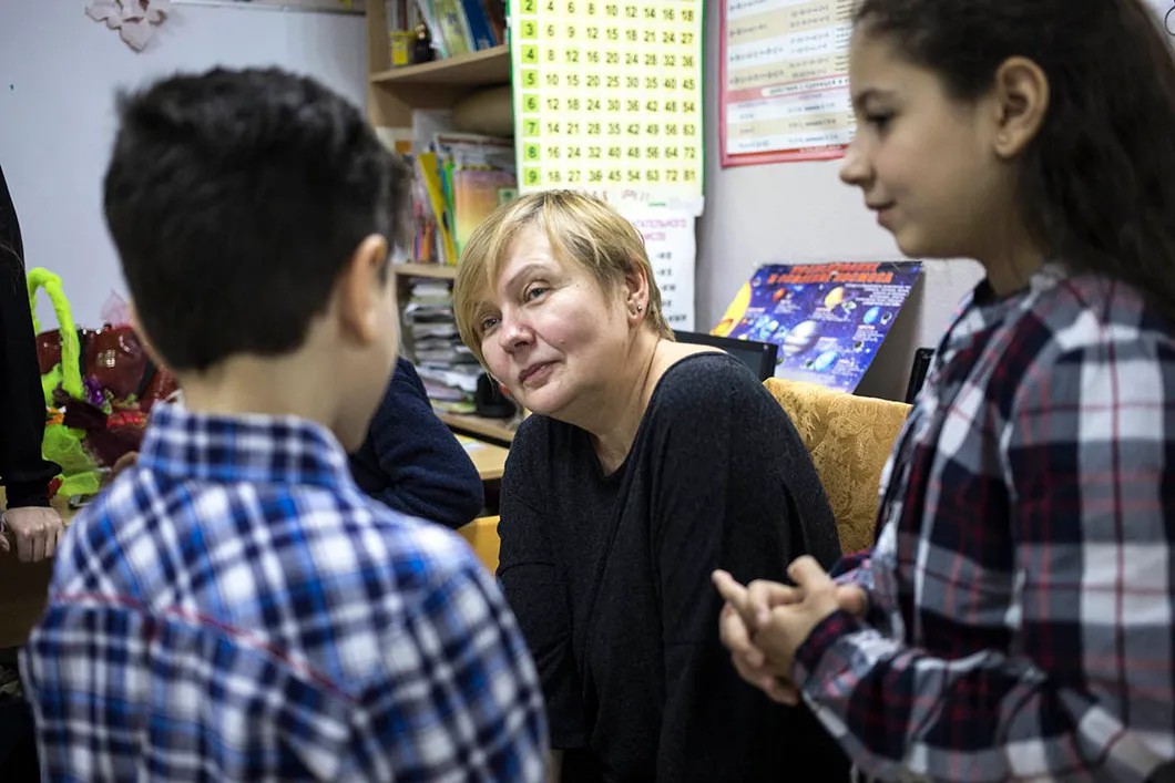 Преподавательница Елена Лебедева говорит с детьми. Фото: Влад Докшин / «Новая газета»