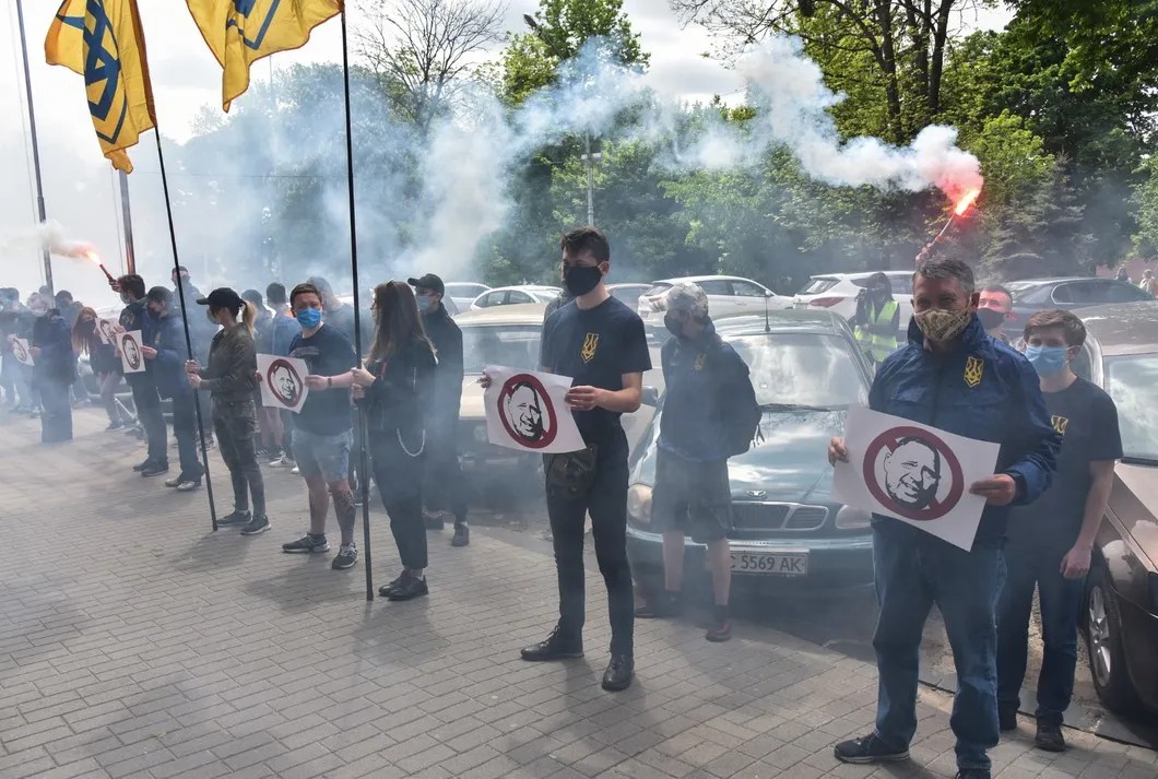Активисты националистических партий во время митинга во Львове требуют отставки главы президентской администрации Андрея Ермака. 20 мая 2020 года. Фото: ЕРА