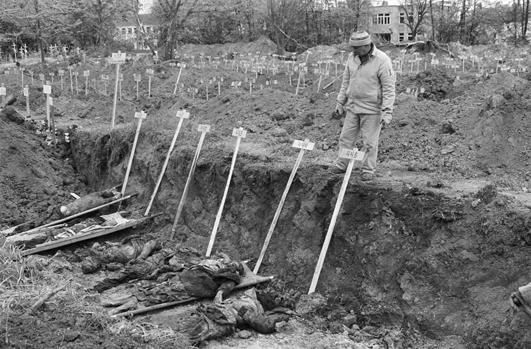 Массовые захоронения в Грозном, май 1996. Фото: Юрий Козырев / «Новая газета»