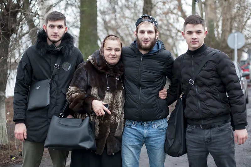 Хасдин Муртазалиев с семьей. Фото: Светлана Виданова/ «Новая газета»