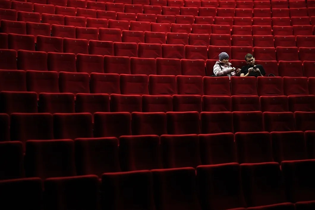 Зрители перед началом сеанса в кинотеатре. Фото: РИА Новости