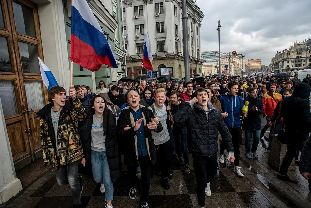 Участники акции идут к Государственной Думе. Фото: Виталий Кавтарадзе, специально для «Новой»