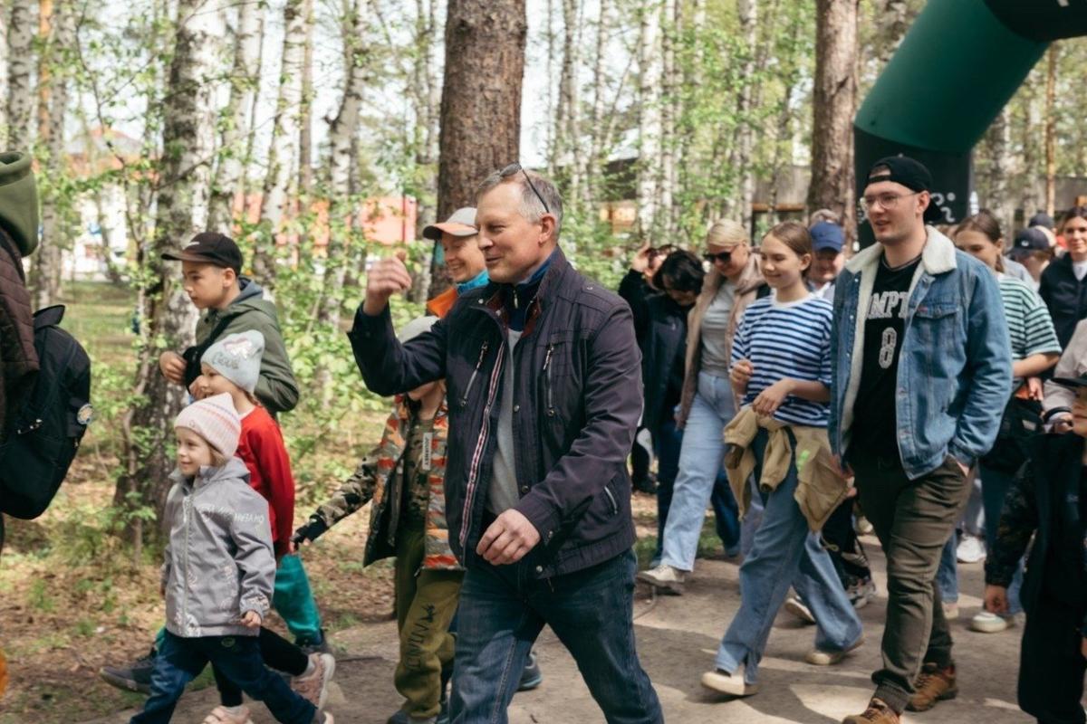Министр Часовитин (в центре) на экологическом мероприятии. Фото: Валерий Рогов, администрация Красноярского края