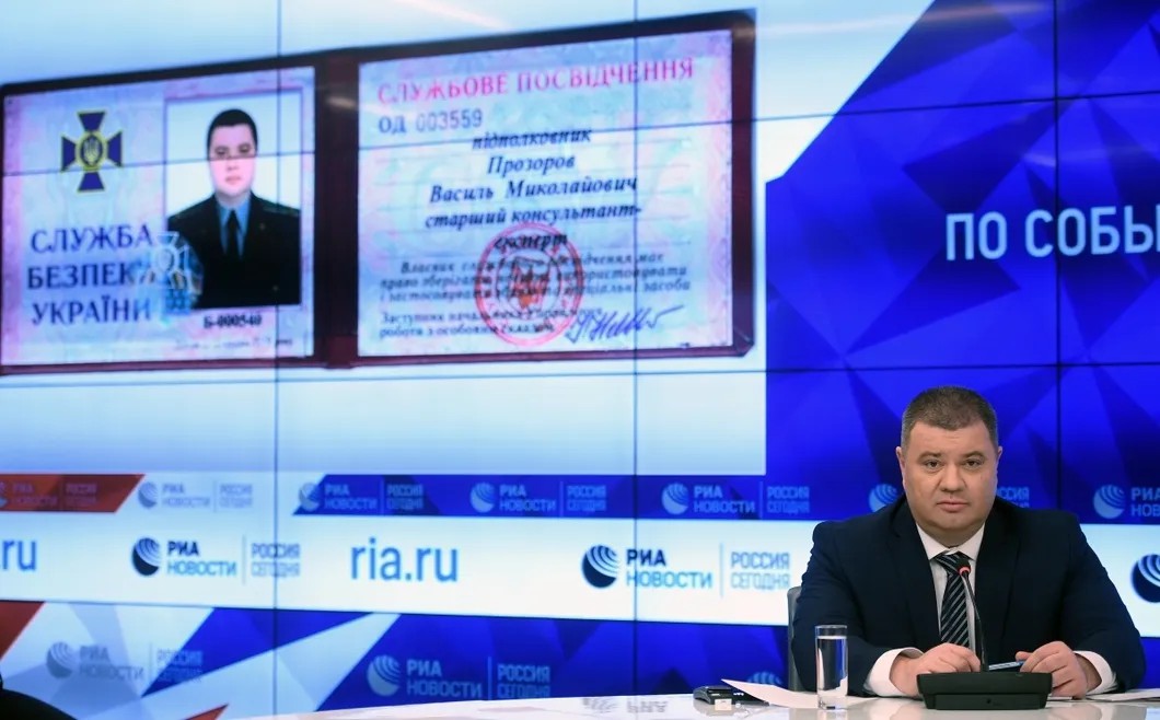 Прозоров демонстрирует журналистам фото своего удостоверения СБУ. Фото: РИА Новости