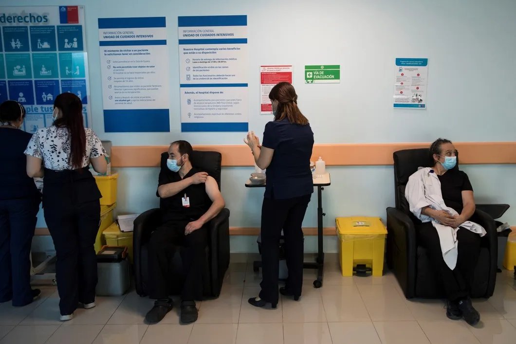 Медработники, получившие вакцину от коронавируса в одной из больниц Сантьяго, Чили. Фото: ЕРА