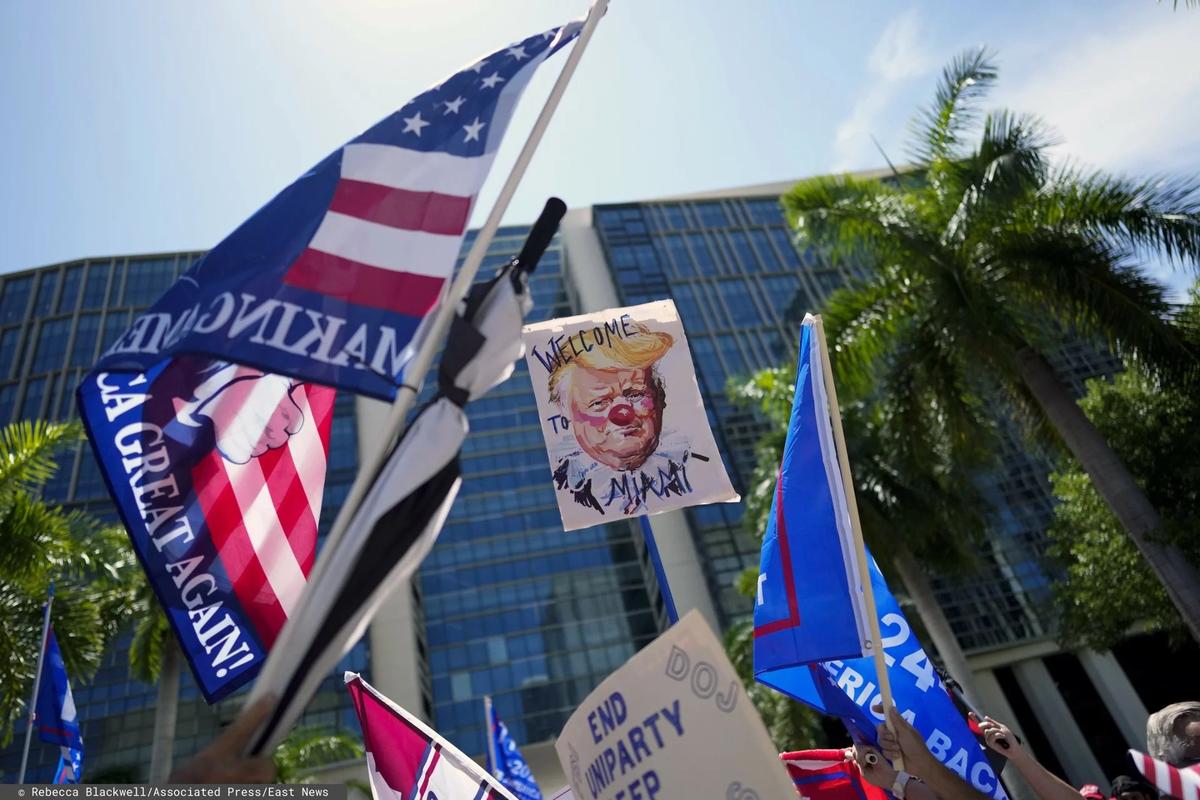 Майами, 13 июня 2023 г. Митинг у здания суда Уилки Д. Фергюсона-младшего, где проходят слушания по делу Трампа. Фото: Rebecca Blackwell / Associated Press / East News
