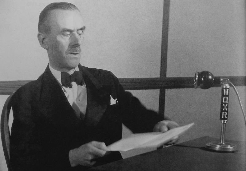 Томас Манн записывает выступление для немецких радиослушателей, 1942 год. Фото: watalbum.ru