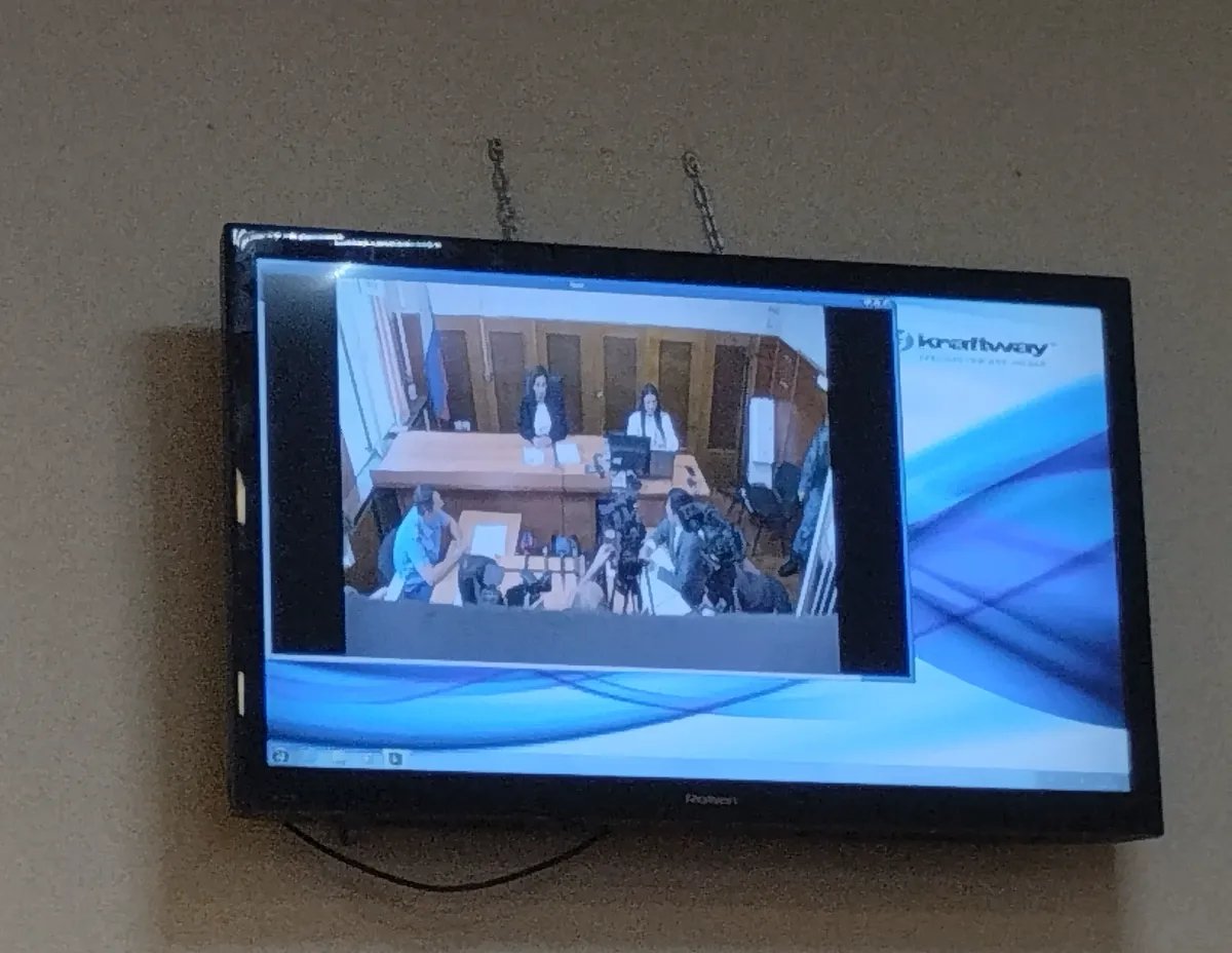 Все хотят видеть Ройзмана, но камера в зале расположена таким образом, что видна только судья. Фото: Изольда Дробина / «Новая газета»