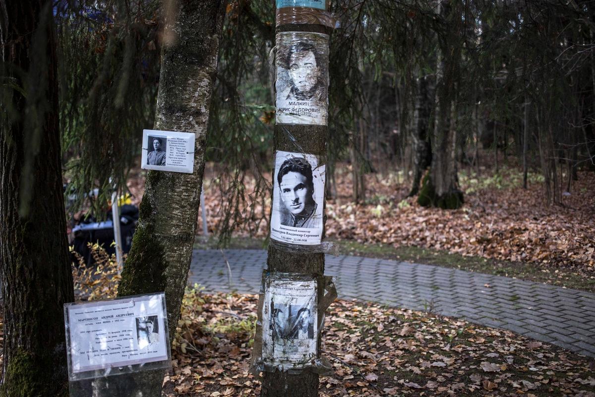 «Стена памяти» на полигоне, где были массовые расстрелы. Фото: Влад Докшин / «Новая газета»