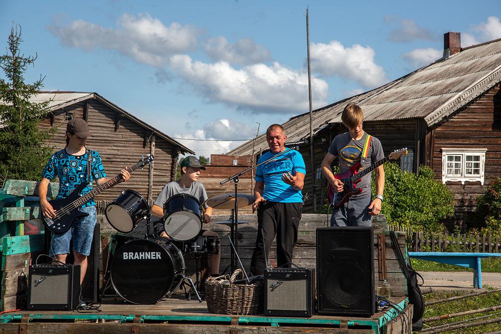 Выступление деревенской рок-группы. Фото: Алексей Душутин / «Новая»