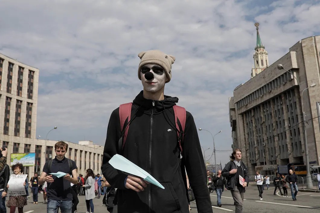 Участник митинга. Фото: Влад Докшин / «Новая газета»